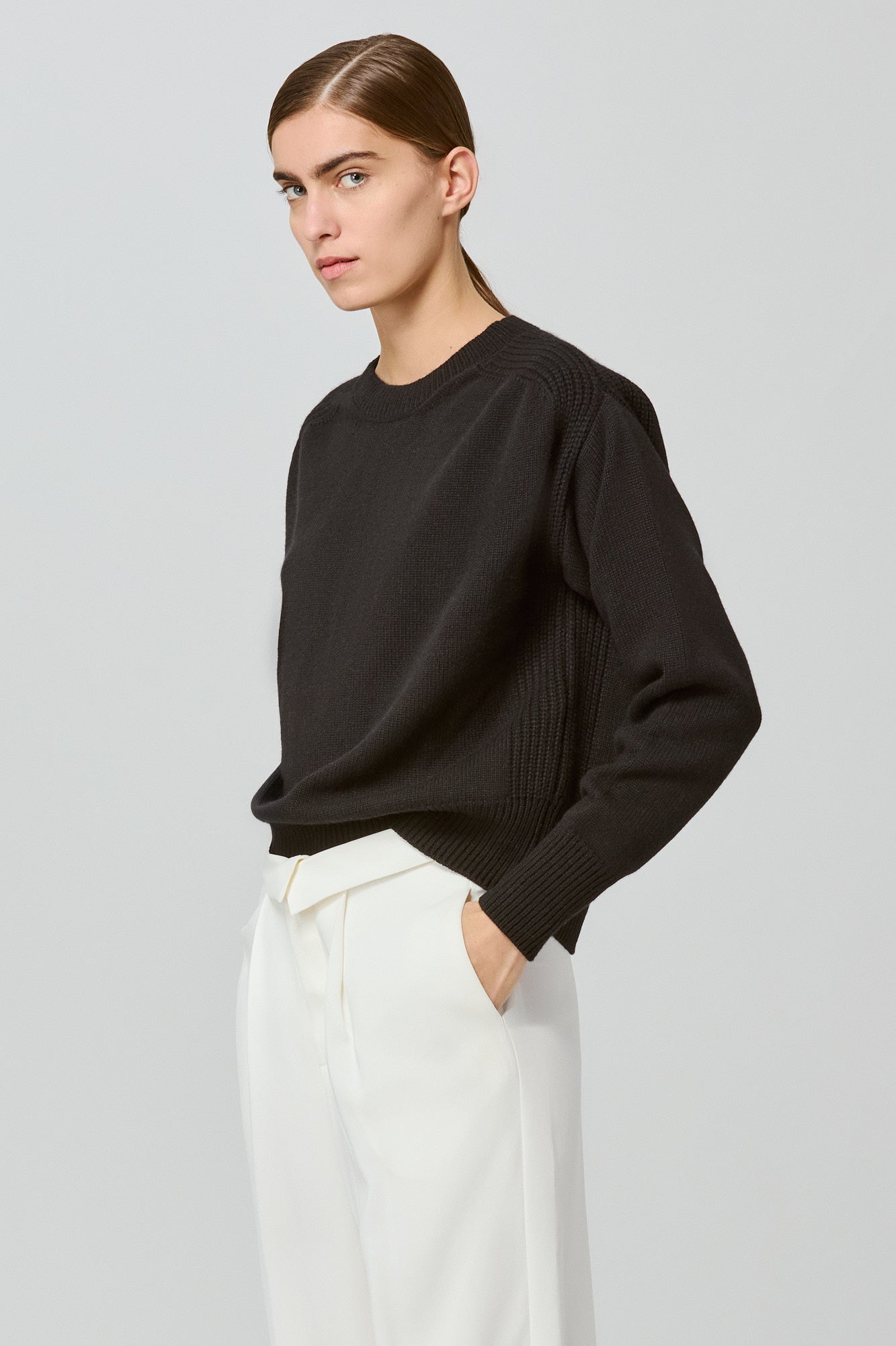 Maglione in cashmere a girocollo Medea con spacco sul retro