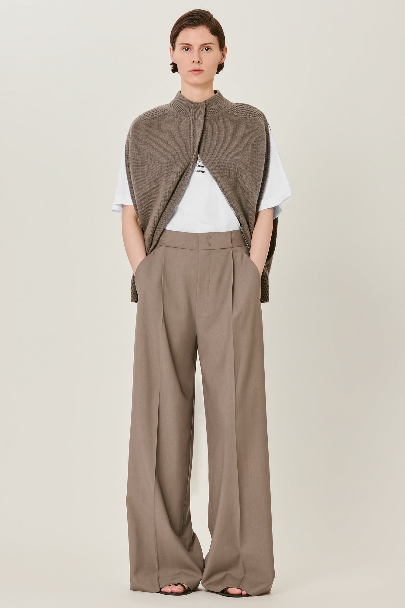 Cropped sleeveless cardigan with zip