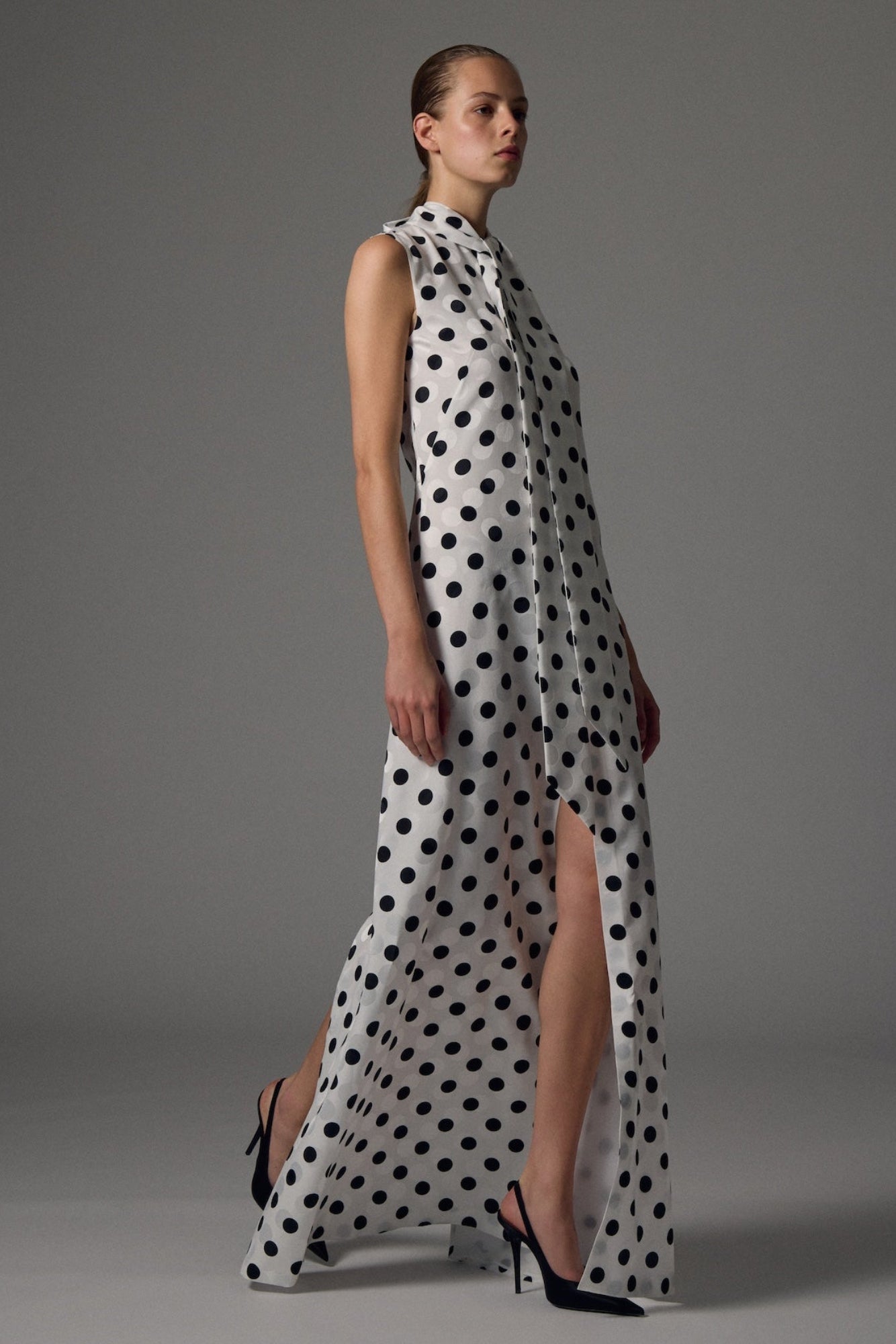 Abito da smoking con doppio drappeggio posteriore in raso