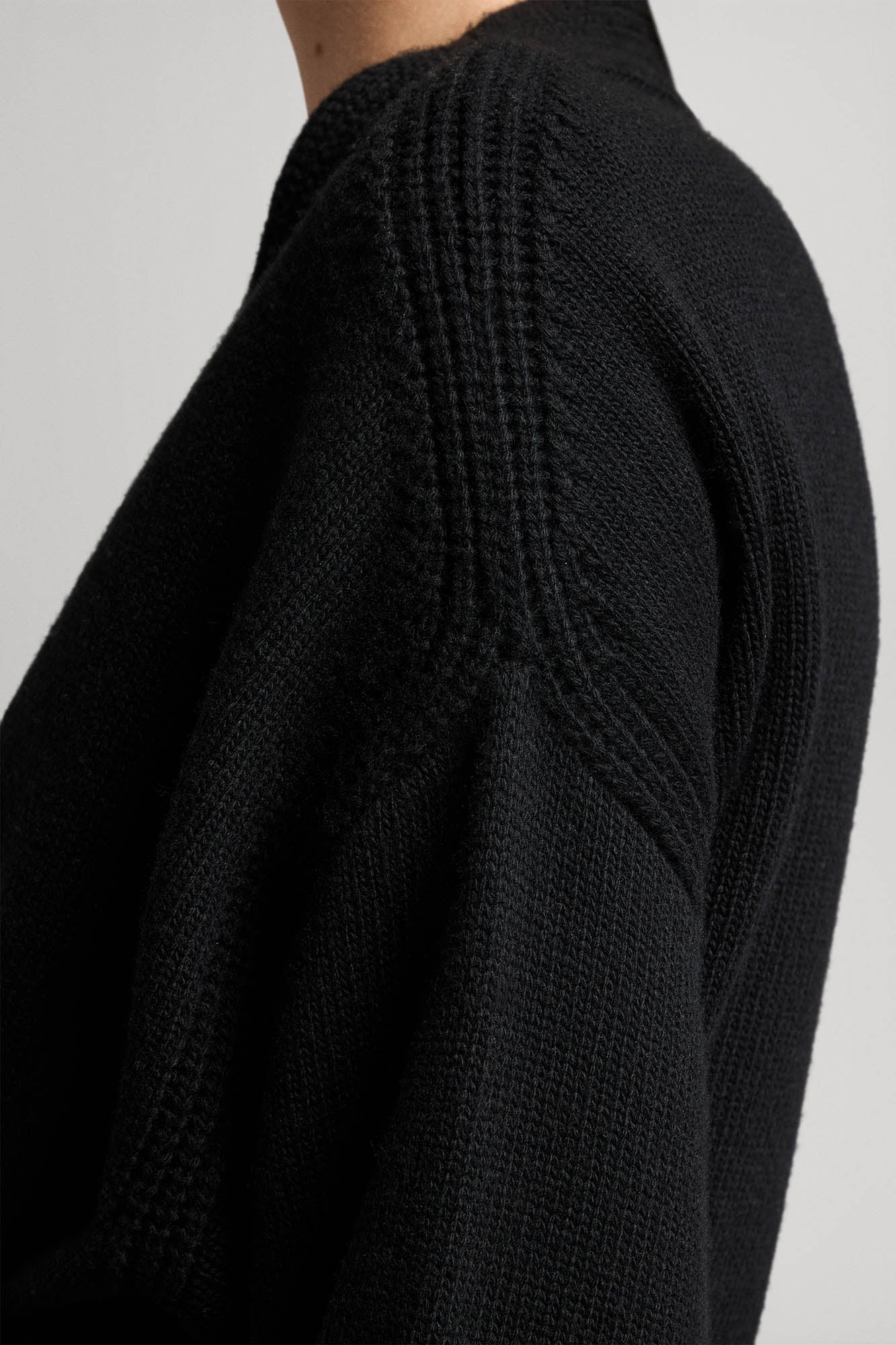 Maglione con profondo scollo a v e cintura