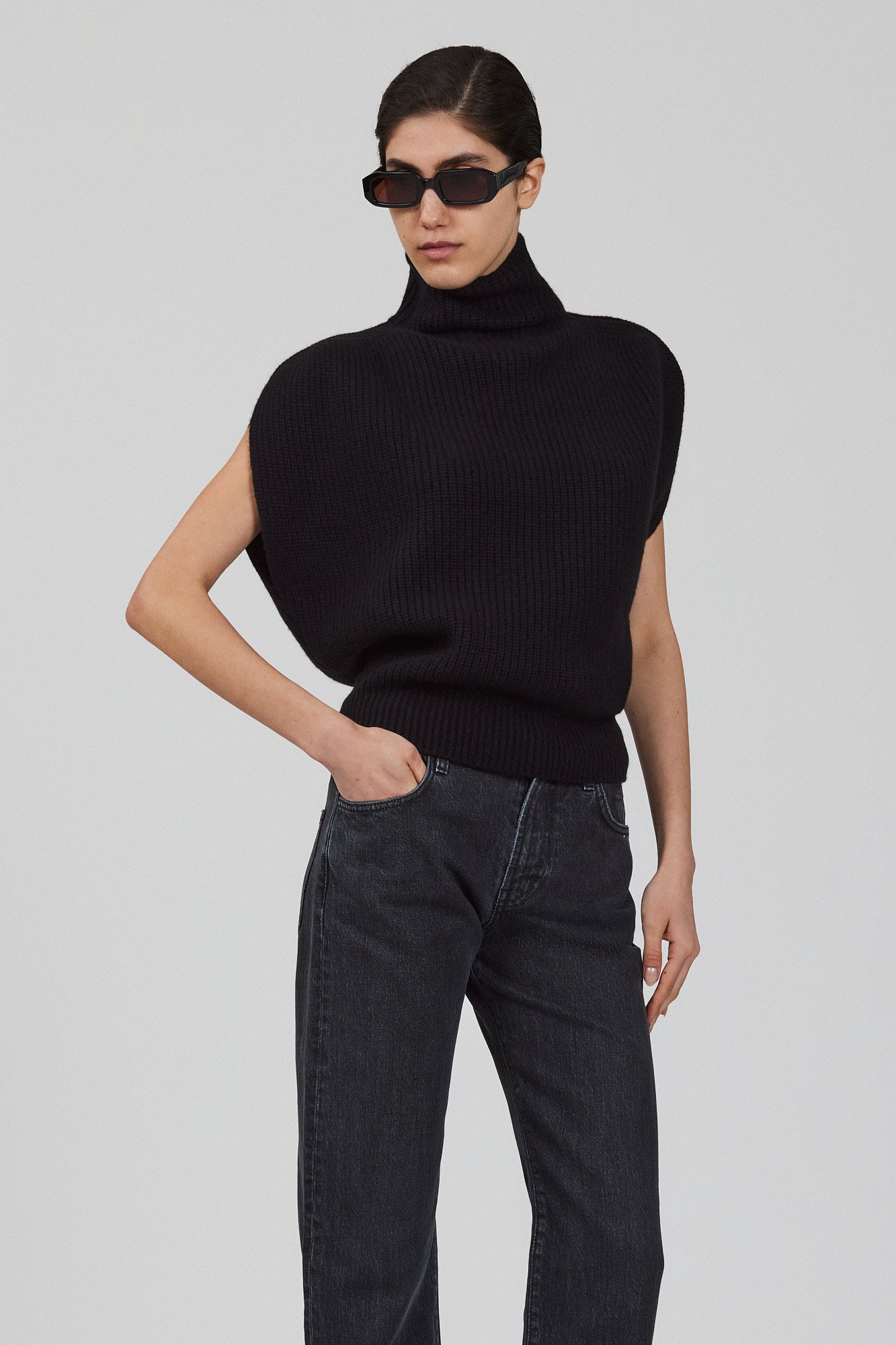 Maglione senza maniche a collo alto in misto cashmere a costa inglese