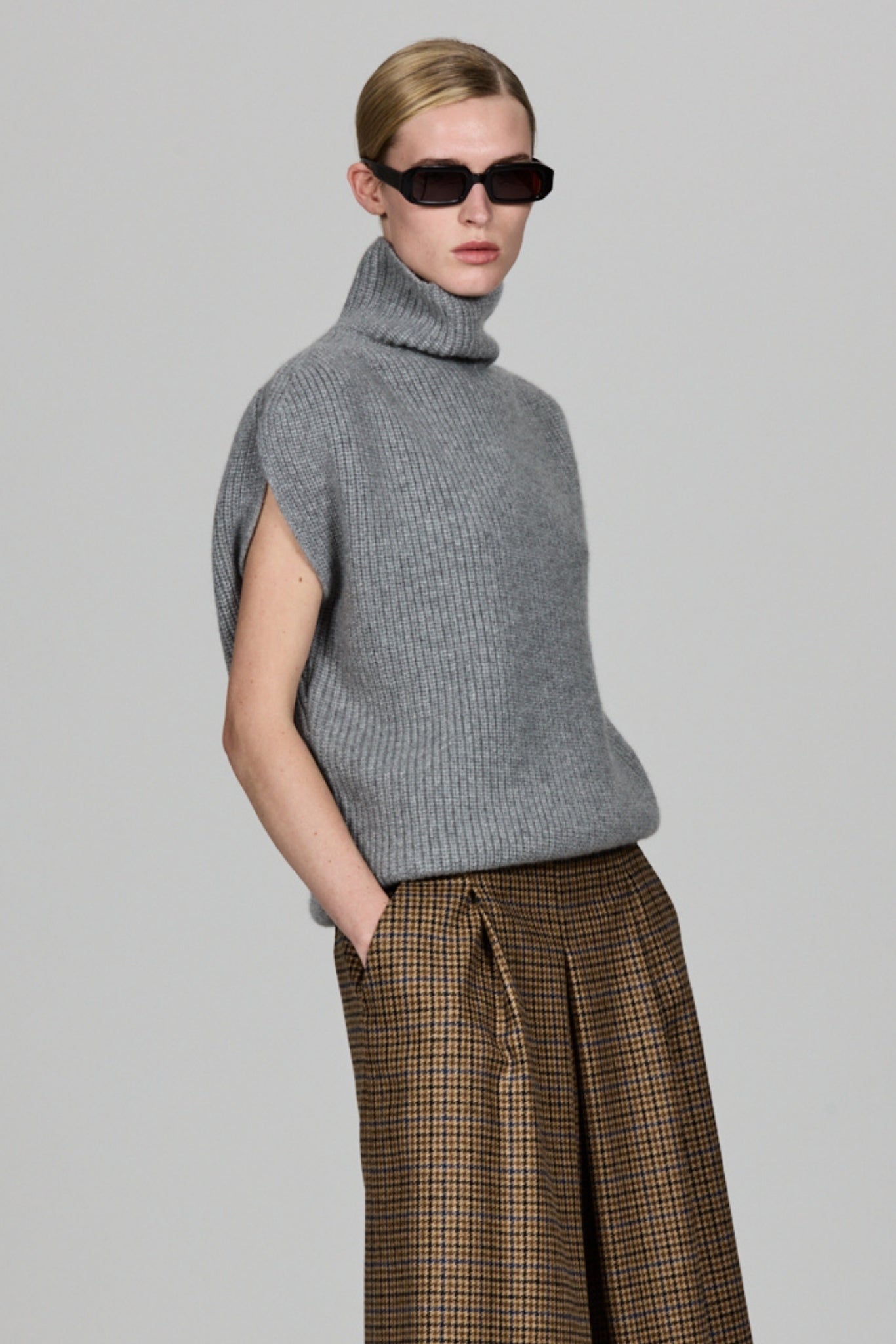 High neck english ribbed cashmere sleeveless sweater